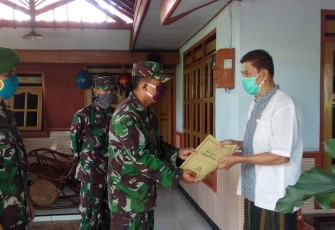 Kasdim 0736/Batang salurkan Bansos Dari Pangdam IV/Diponegoro Untuk Warakawuri dan Anggota Keluarga TNI