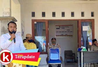 Camat Katang Bidare dan Kades Serahkan BLT ke Warga