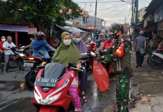 Kodim 0505/JT Bagikan 300 Nasi Bungkus ke Warga