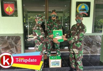 Dandim 0735/Surakarta Berikan Bingkisan dan THR Kepada Prajurit dan PNS