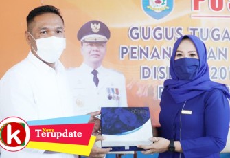 Wakil Gubernur Bengkulu Dedy Ermasyah saat menerima bantuan 1000 botol Handsanitizer secara simbolis