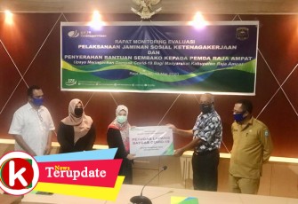BP Jamsostek Cabang Papua Barat dan Raja Ampat saat salurkan bantuan secara simbolis