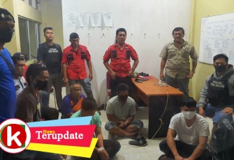 Wakatim AKP.Frelly Sumampouw kenakan kemeja Abu-Abu bersama tim Resmob Polsek Maesa saat amankan kelima pelaku curanmor