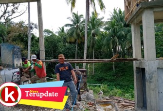 Kadis PMD Kaur Asmawi MH saat meninjau pembangunan