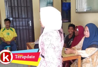 Korban bersama warga lainnya saat membuat laporan ke Polsek Singkil.