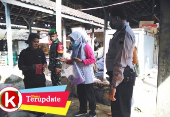 Babinsa dan Dinas Perdagangan Operasi Sidak Masker di Pasar Legi Solo