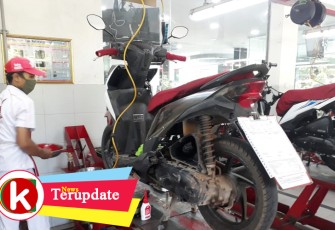 Salah satu teknisi PT CDN sedang menservis salah satu motor konsumen