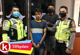 Rio pelaku pencemaran nama baik Polri di Media Sosial Facebook saat berada di Kantor Polresta Barelang
