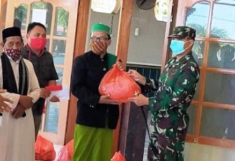 Dandim 1310/Bitung Turut Bagikan Sembako ke Masjid-Masjid di Wilayah Kota Bitung