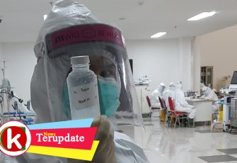 Petugas medis di RSD Wisma Atlet saat menunjukan susu yang akan diberikan ke pasien