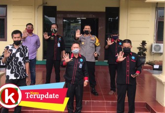 Kapolres Musirawas AKBP Efrannedy berfoto bersama saat usai bersilaturahmi dengan Gugus Antisipasi Narkoba Musirawas Rabu (27/5). (Foto : Apri)