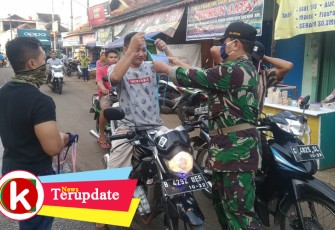  Babinsa Bantu Pakaikan Masker 