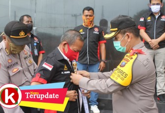 Kapolres Serahkan Seragam Pers Mitra Polres Batu Bara
