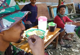 Singkong Goreng Sebagai Penghubung Persatuan TNI dengan Warga