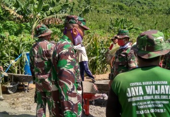 Anggota TNI yang Melaksanakan Pekerjaan TMMD Diberi Arahan dalam Pengerjaan