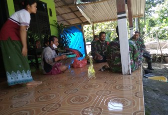 Sunyahni Berikan Suguhan Kopi dan Pisang Kepada TNI