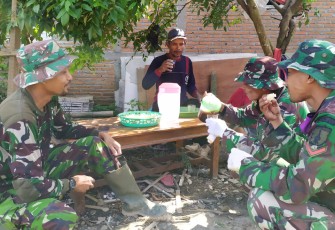 Cara Jitu TNI Ambil Simpati Warga dengan Komsos