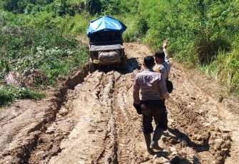 Potret Distribusi Sembako ke Dusun Padang Genteng