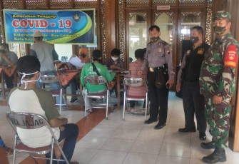 Pengamanan pendistribusian Bantuan Sosial Tunai (BST) di Pendopo Krido Manunggal Jalan Basuki Rahmad No.49 Kelurahan Jajar Kecamatan Laweyan Kota Solo. (Foto : Istimewa)