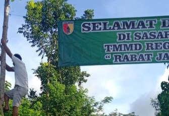 Katmani Panjat Pohon Tali Spanduk
