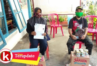 Warga Pateten satu saat menerima bansos sembako