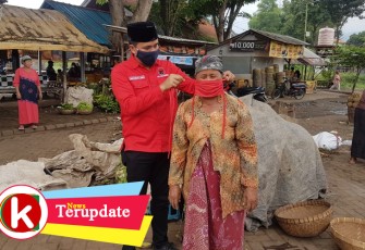 Baguna PDIP Jatim Sebar Puluhan Ribu Masker ke Pasar-pasar di Surabaya