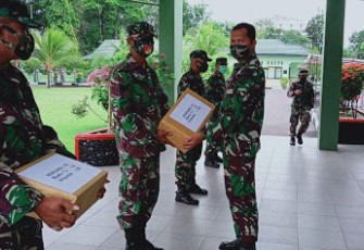 Dandim 1310/Bitung Bagikan Paket Nutrisi Kepada Prajurit