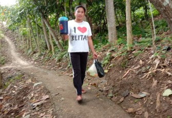 Sumiati dengan Harapan Baru Rela Bantu TNI Antarkan Minum dan Snack