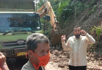 Bupati Pesawaran Turunkan Alat Berat Singkirkan Material Longsor di Jalan