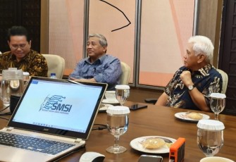 Wakil Ketua Dewan Penasehat Serikat Media Siber Indonesia (SMSI) M. Hatta Rajasa dan jajaran pengurus SMSI Pusat saat dialog di Gedung 6 Jalan Darmawangsa Raya Kebayoran Baru Jakarta Selatan Rabu (19/2) malam.