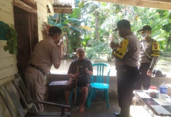 Polsek Dabo Singkep Berikan Bantuan ke Korban Banjir