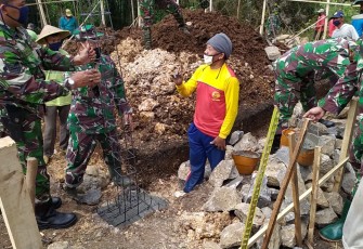 Serma Slamet Bersama Warga Desa Ngepoh Mulai Penggalian Pondasi Mushola