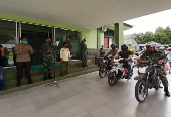 Dandim 1310/Bitung bersama Kapolres Bitung lepas personil yang akan menyalurkan bansos sembako empat sehat lima sempurna