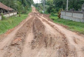 Jalan di Desa Karang Manik OKU Timur Rusak Parah