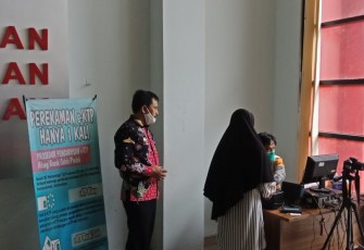 Kadisdukcapil Yusrizal S.Sos.MM saat memantau perekaman KTP-el