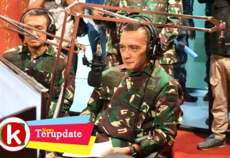 Pangdam I/BB Mayjen TNI MS Fadhilah saat ujicoba dalam Peresmian Radio Suara Bukit Barisan pada frekuensi 101.4 FM
