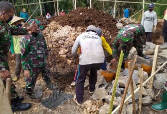 Gotong Royong Warga Desa Ngepoh Manunggal Bersama TNI dalam TMMD 108