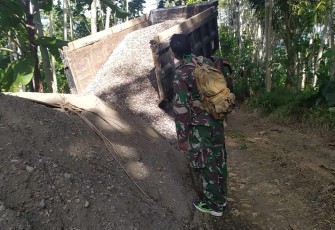 Sertu Miswan Arahkan Penurunan Pasir dari Atas Truk