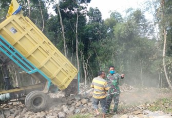 Babinsa Ikut Monitor Jalannya Pengedropan