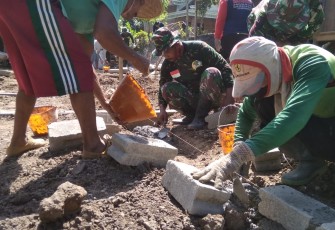 TNI dan Warga Membuat Pondasi Rumah