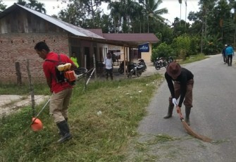 Kades Ganting Damai Kampar Kerja Bakti Bersama Aparatur Desa