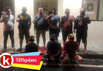 3 Tersangka (jongkok diborgol) saat diamankan polisi