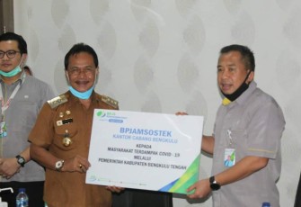 Bupati Bengkulu Tengah Ferry Ramli Secara Simbolis Menerima Bantuan 200 Paket Sembako Dari BPJS Ketenagakerjaan Provinsi Bengkulu 