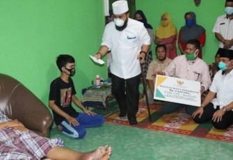 Wali kota Bengkulu Helmi Hasan Jenguk Warganya Yang Sakit Diabetes 