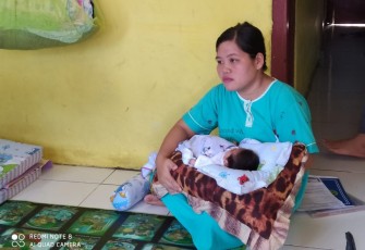 Orang Tua Aisyah Bayi Penderita Omphalocele Menerima Kunjungan Plt Kepala Dinas Kominfosan Kota Bengkulu 