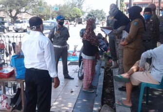 Satuan Polisi Pamong Praja Melakukan Penertian Pedagang yang Jualan di Trotoar 