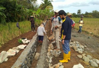Kepala Bidang SDA Yosef Feri Yorizal Monitoring Proses Pembangun Irigasi Tersier
