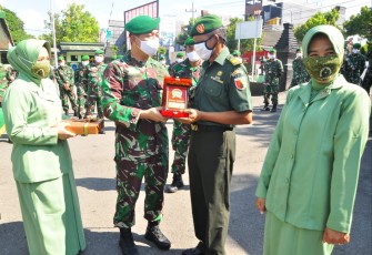 Dandim 0808/Blitar Letkol Inf Kris Bianto saat Memberikan Cinderamata kepada Anggota (foto: Kodim 0808/Blitar for Klikwarta.com) 