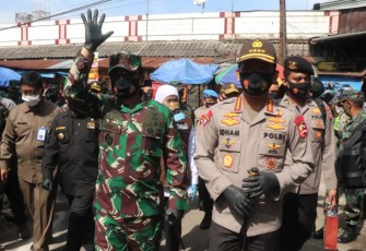 Panglima TNI dan Kapolri Tinjau Disiplin Protokol Kesehatan di Pasar Singosari