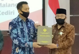 Walikota Blitar Santoso (kanan) ketika Menerima Penghargaan WTP dari BPK